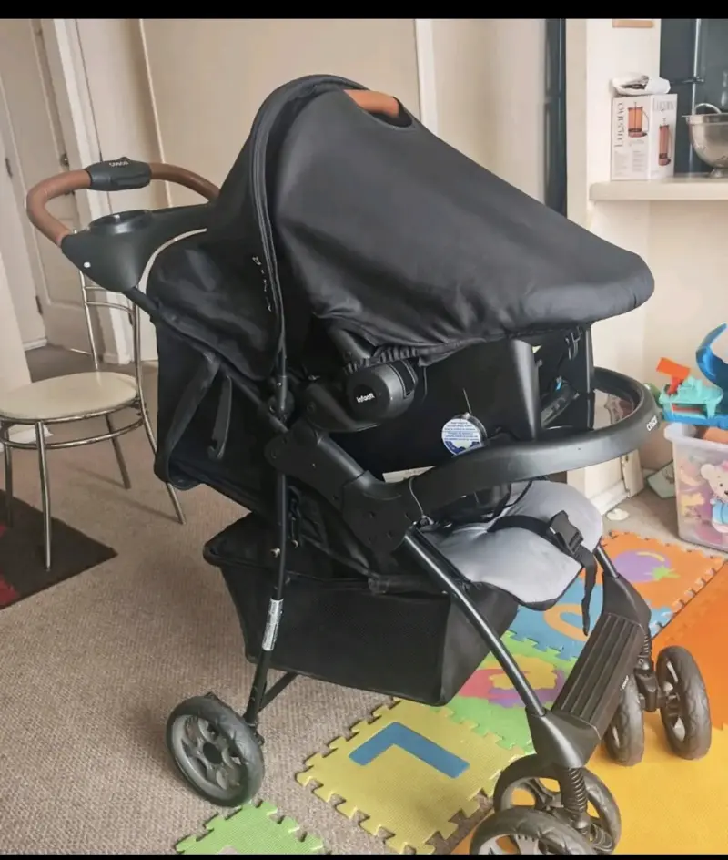 Coche de bebé Infanti negro con silla de auto - 1