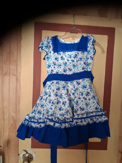 Vestido tradicional infantil con estampado floral - miniatura 1