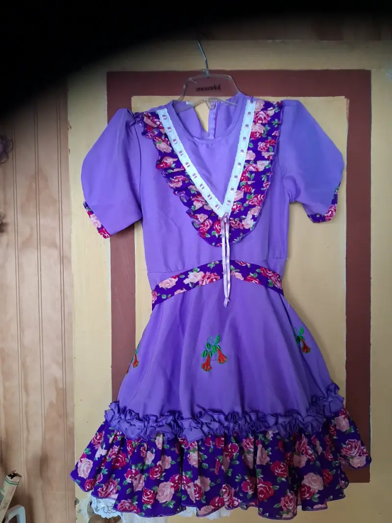 Vestido tradicional infantil con estampado floral - 3