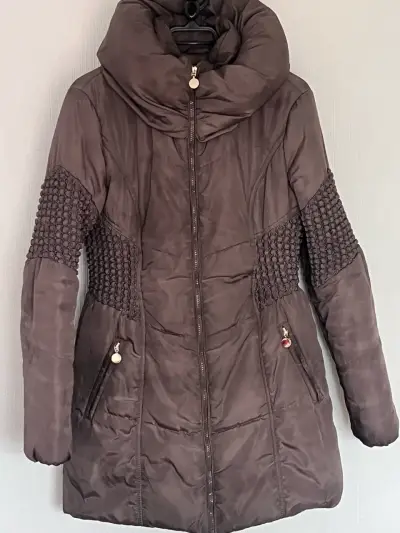 Parka acolchado marrón cuello alto para mujer - miniatura 1