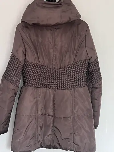 Parka acolchado marrón cuello alto para mujer - miniatura 2