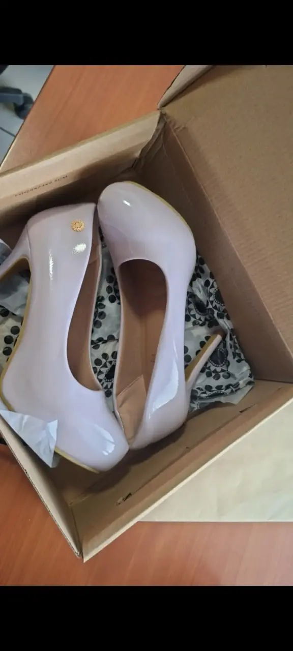 Zapatos de tacón alto color lila en caja