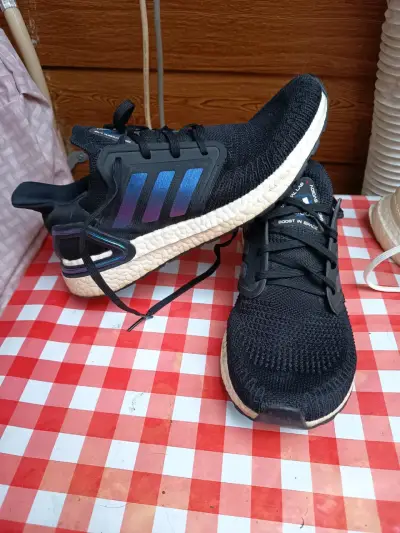 Zapatillas deportivas negras Adidas con tecnología Boost - miniatura 1