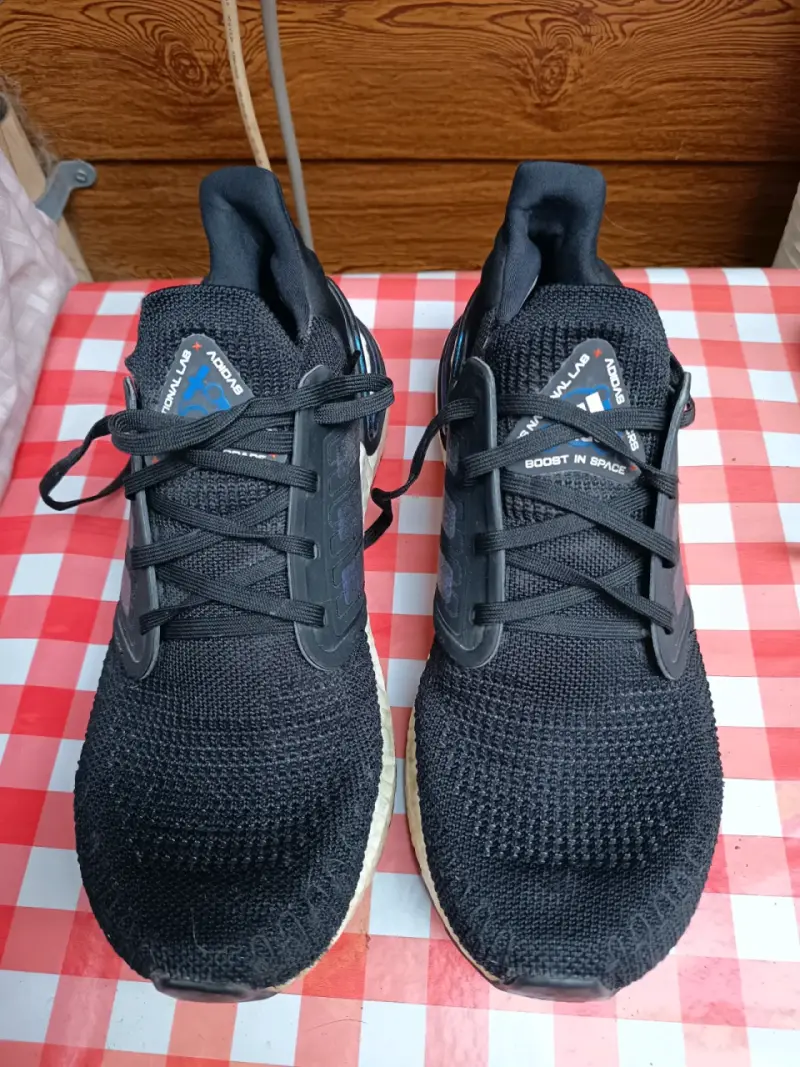 Zapatillas deportivas negras Adidas con tecnología Boost - 2