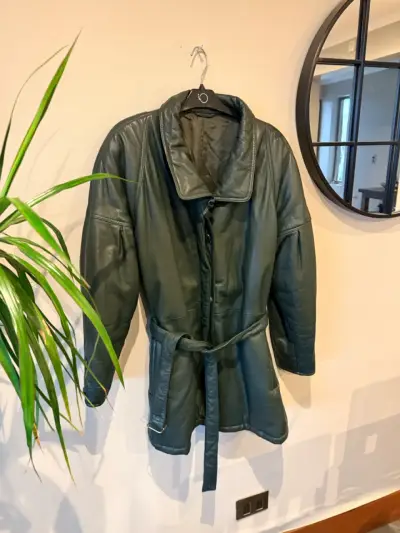 Abrigo de cuero verde oscuro con cinturón - miniatura 1