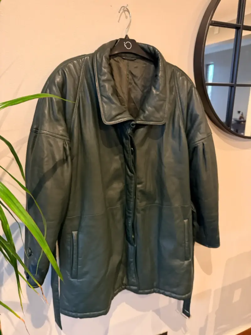 Abrigo de cuero verde oscuro con cinturón - 2