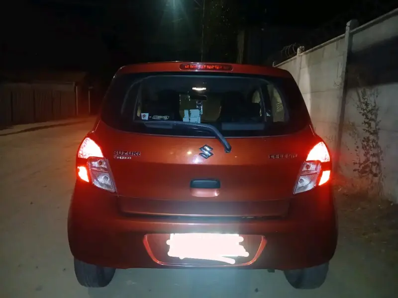 Auto Suzuki Celerio Rojo en Buen Estado - 2