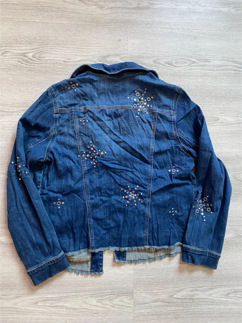 Chaqueta de mezclilla con detalles decorativos - 2