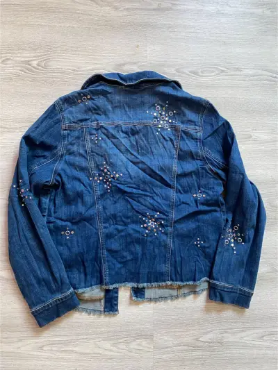 Chaqueta de mezclilla con detalles decorativos - miniatura 2