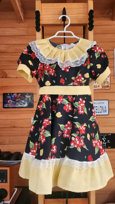 Vestido infantil floral con encaje y volantes - miniatura 1