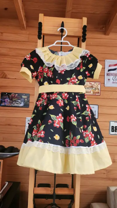 Vestido infantil floral con encaje y volantes - miniatura 2