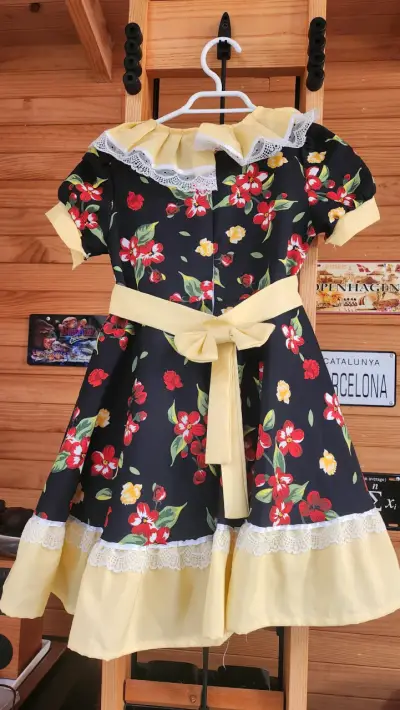 Vestido infantil floral con encaje y volantes - miniatura 3