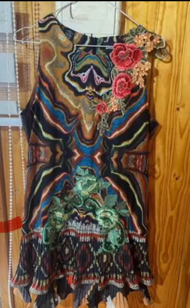 Vestido estampado con flores bordadas