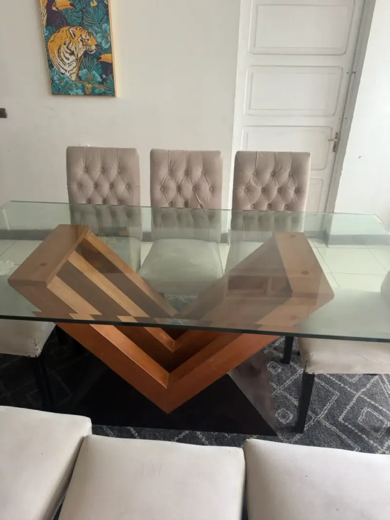 Juego de comedor con mesa de vidrio y sillas acolchadas - 1