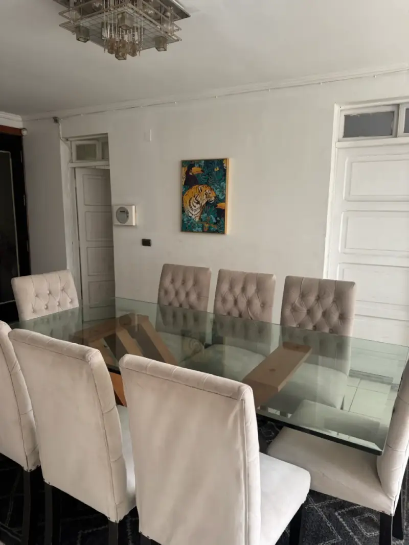 Juego de comedor con mesa de vidrio y sillas acolchadas - 3