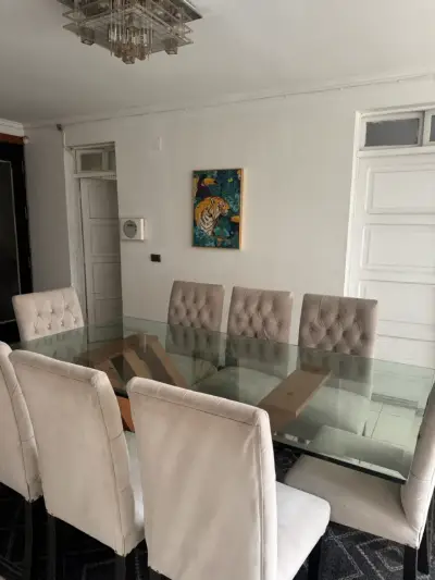 Juego de comedor con mesa de vidrio y sillas acolchadas - miniatura 3