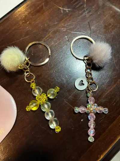 Llavero artesanal de cruces personalizado - miniatura 1