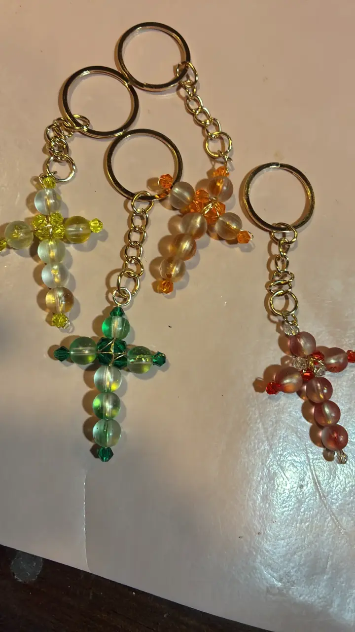 Llavero artesanal de cruces personalizado - 2