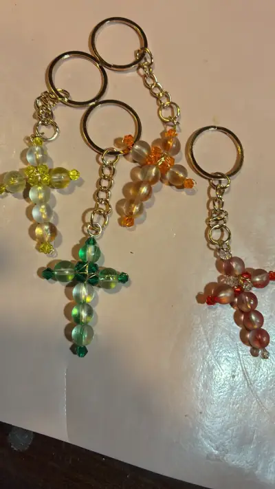 Llavero artesanal de cruces personalizado - miniatura 2