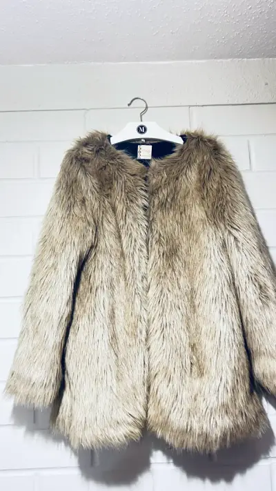 Abrigo de piel sintética beige para mujer - miniatura 1