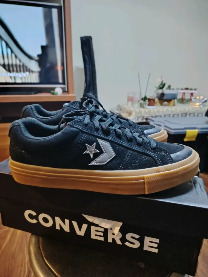 Zapatillas Converse negras con suela de goma - 2