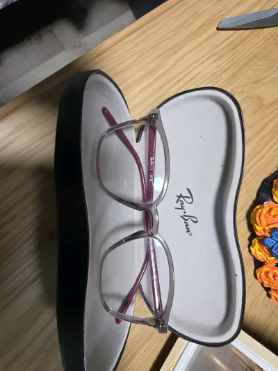 Lentes ópticos Ray-Ban con marco transparente y patillas rojas - miniatura 1