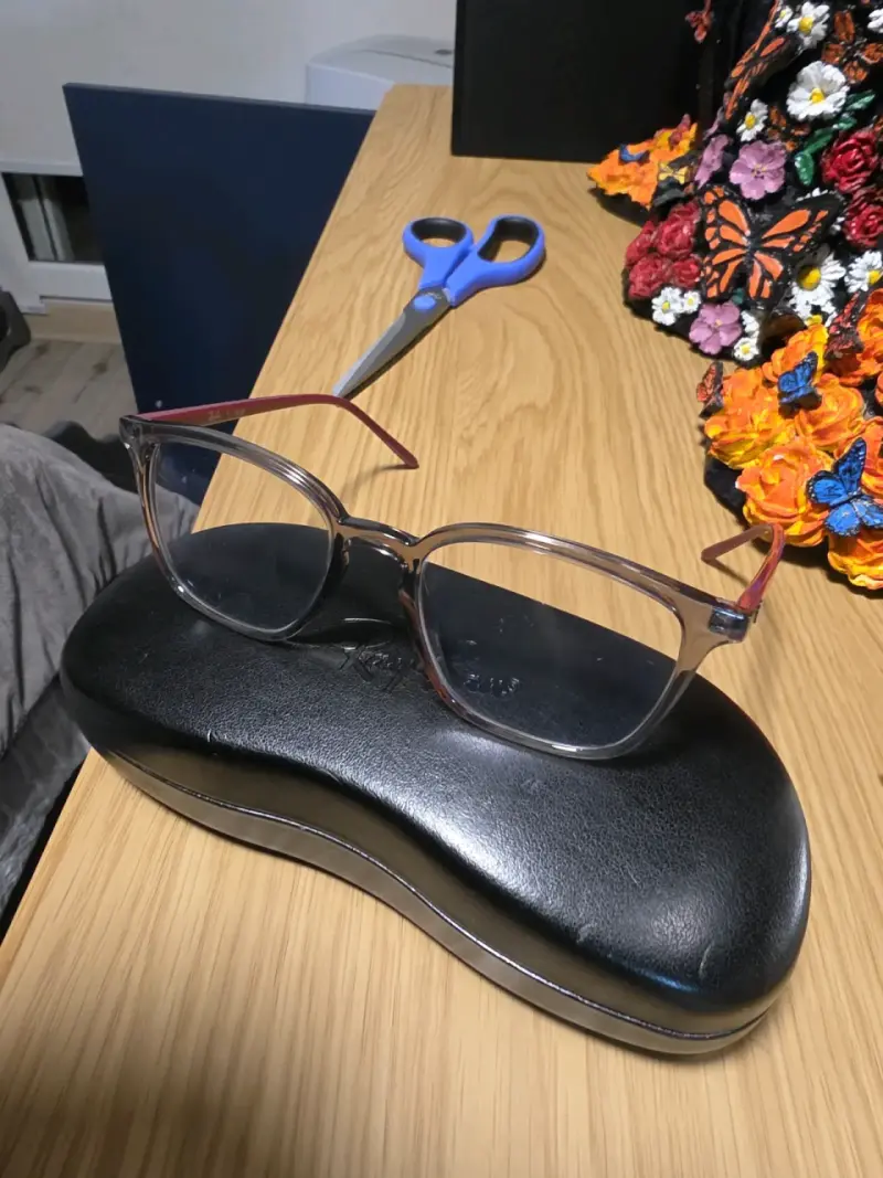 Lentes ópticos Ray-Ban con marco transparente y patillas rojas - 4