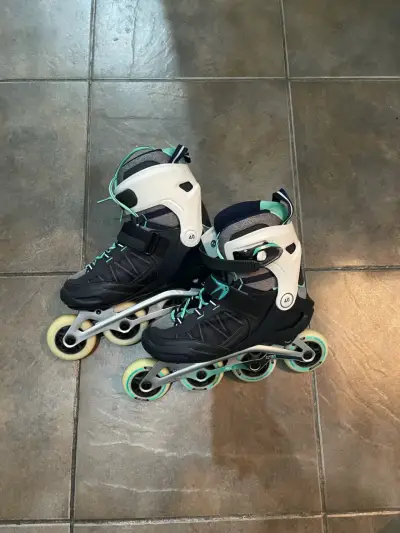 Patines en línea negros con ruedas blancas - miniatura 1