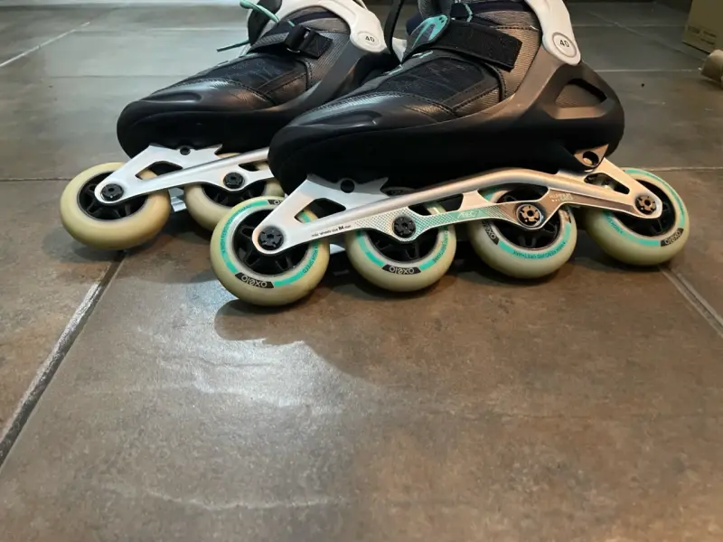 Patines en línea negros con ruedas blancas - 2