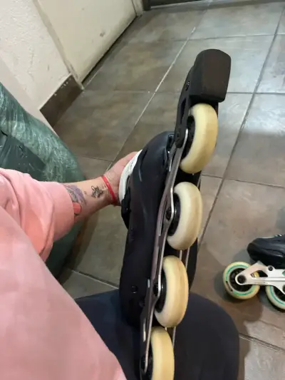 Patines en línea negros con ruedas blancas - miniatura 4