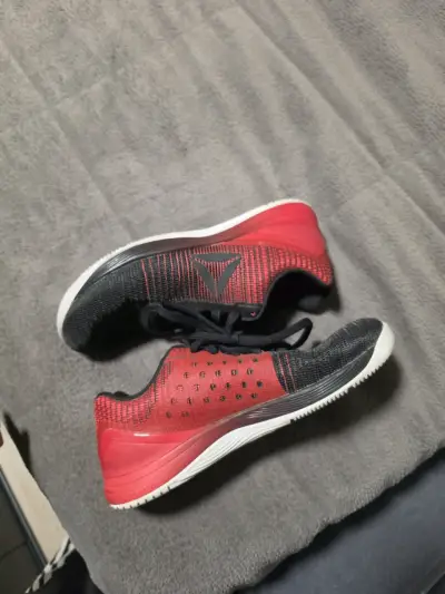 Zapatillas deportivas negras y rojas para hombre - miniatura 1