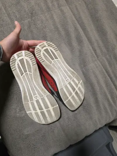 Zapatillas deportivas negras y rojas para hombre - miniatura 2