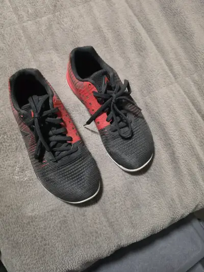 Zapatillas deportivas negras y rojas para hombre - miniatura 3
