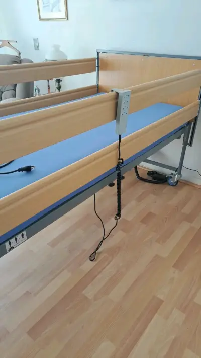 Cama clínica eléctrica ajustable con barandas - miniatura 1