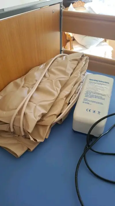 Cama clínica eléctrica ajustable con barandas - miniatura 2