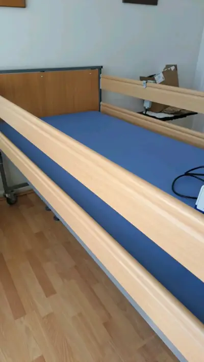Cama clínica eléctrica ajustable con barandas - miniatura 3