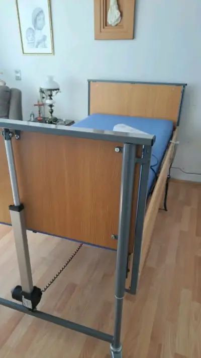 Cama clínica eléctrica ajustable con barandas - miniatura 4