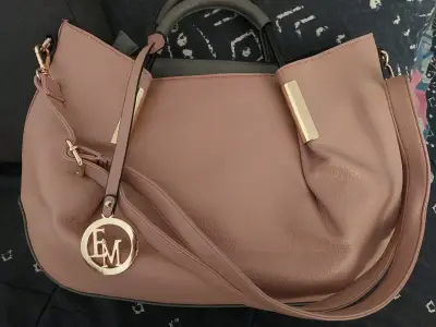 Bolso de cuero rosa con detalles dorados - miniatura 1