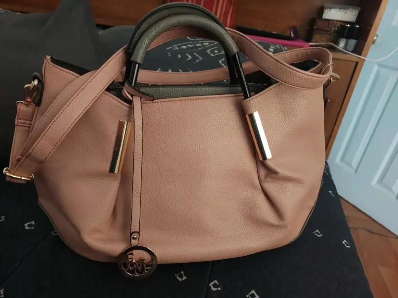 Bolso de cuero rosa con detalles dorados - 2
