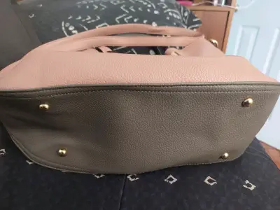 Bolso de cuero rosa con detalles dorados - miniatura 3