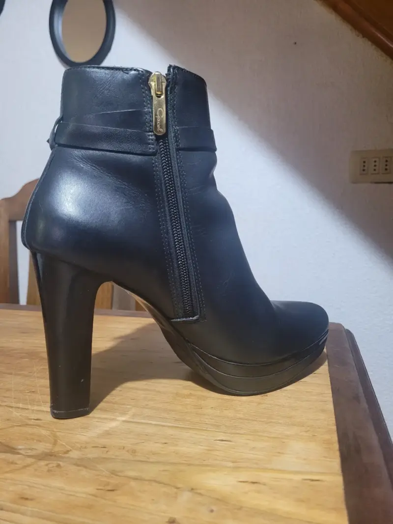 Botines de cuero negro con tacón alto - 2
