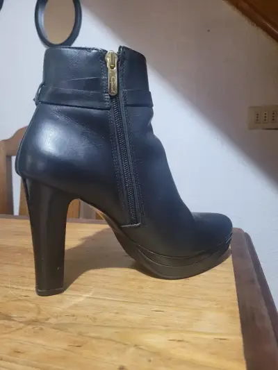Botines de cuero negro con tacón alto - miniatura 2