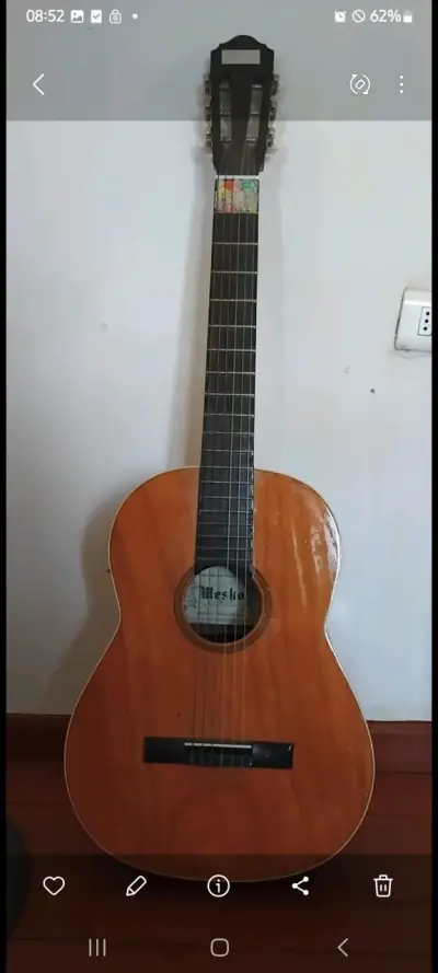 Guitarra clásica de madera Mesko - miniatura 1