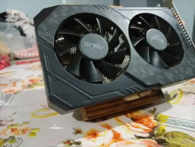 Tarjeta gráfica GTX 1650 Dual Fan en buen estado - miniatura 2