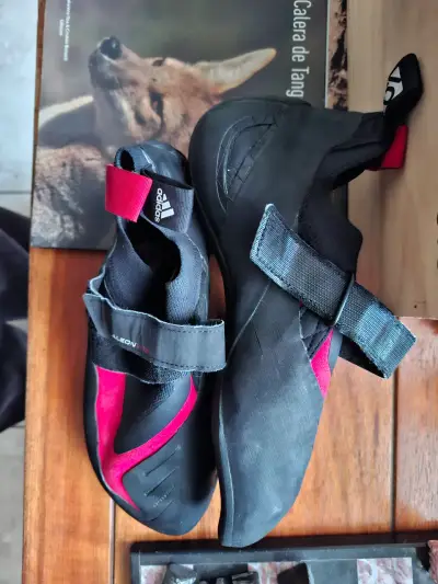 Zapatillas de Escalada Adidas 5.10 Negras y Rojas - miniatura 1