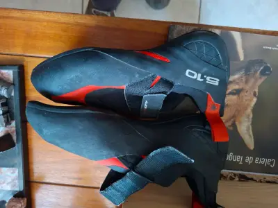 Zapatillas de Escalada Adidas 5.10 Negras y Rojas - miniatura 2