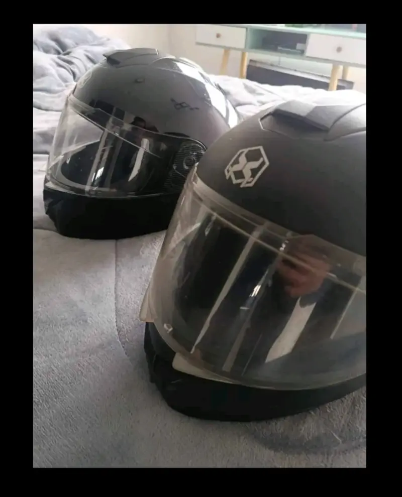 Cascos de moto negros con visera transparente - 2
