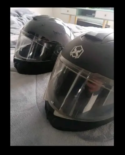 Cascos de moto negros con visera transparente - miniatura 2
