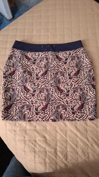 Falda corta con estampado paisley - miniatura 1