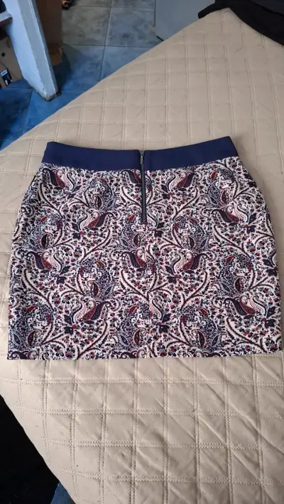 Falda corta con estampado paisley - miniatura 2